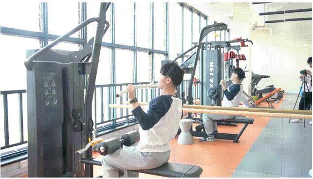 &emsp;高拉低拉訓練器